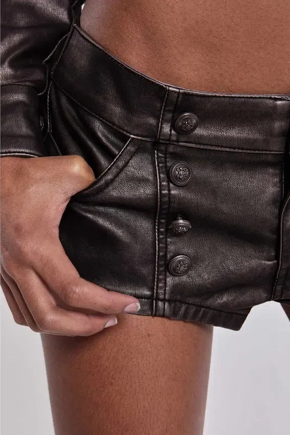 Alektra mini-short van PU-leer in militaire stijl