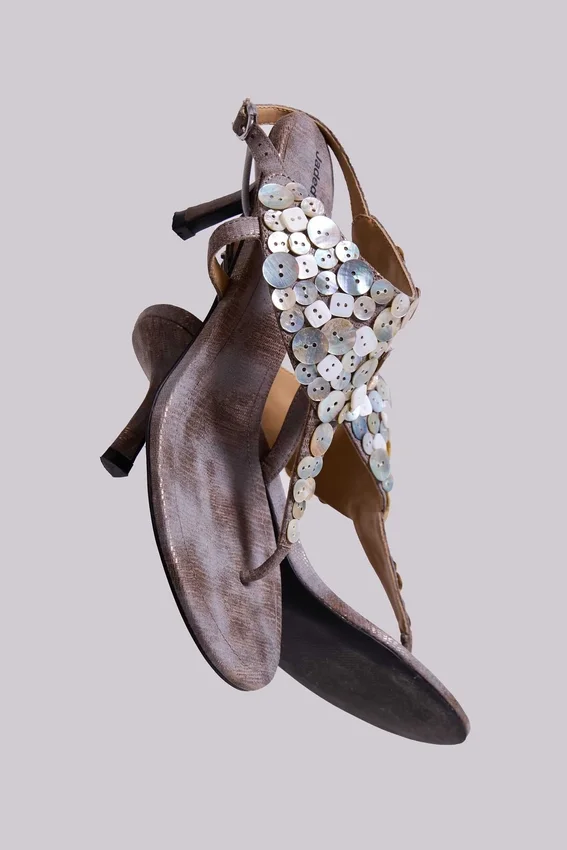Azaela metallic sandalen met knopen en hak
