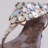 Azaela metallic sandalen met knopen en hak