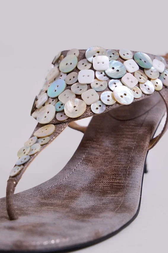 Azaela metallic sandalen met knopen en hak