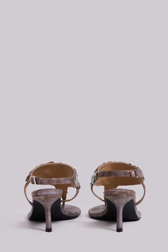 Azaela metallic sandalen met knopen en hak