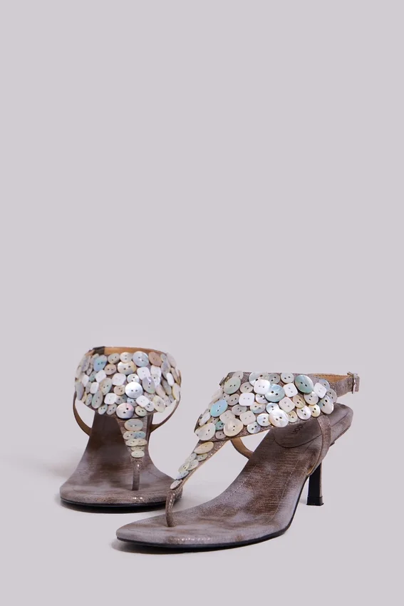 Azaela metallic sandalen met knopen en hak