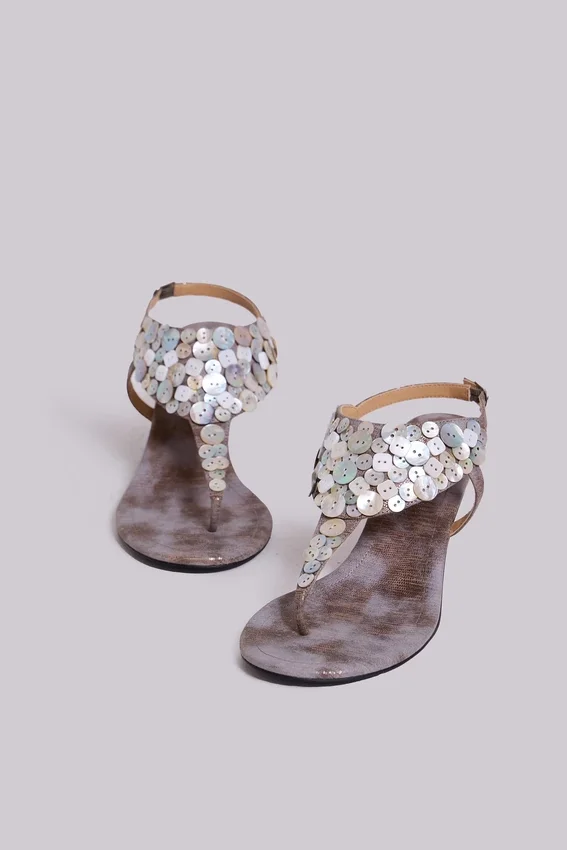 Azaela metallic sandalen met knopen en hak