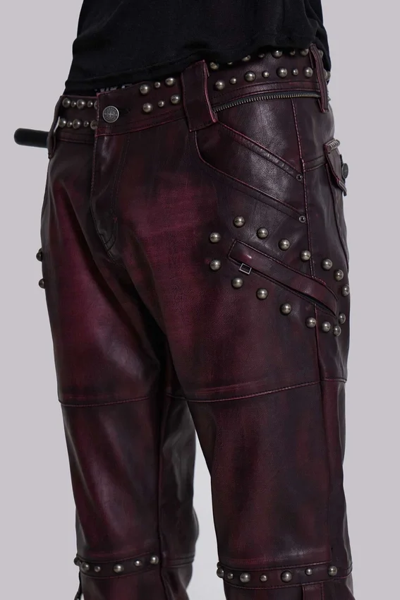 Bordeauxrode bootcut-broek van imitatieleer met studs