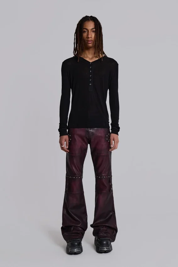 Bordeauxrode bootcut-broek van imitatieleer met studs