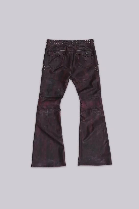 Bordeauxrode bootcut-broek van imitatieleer met studs