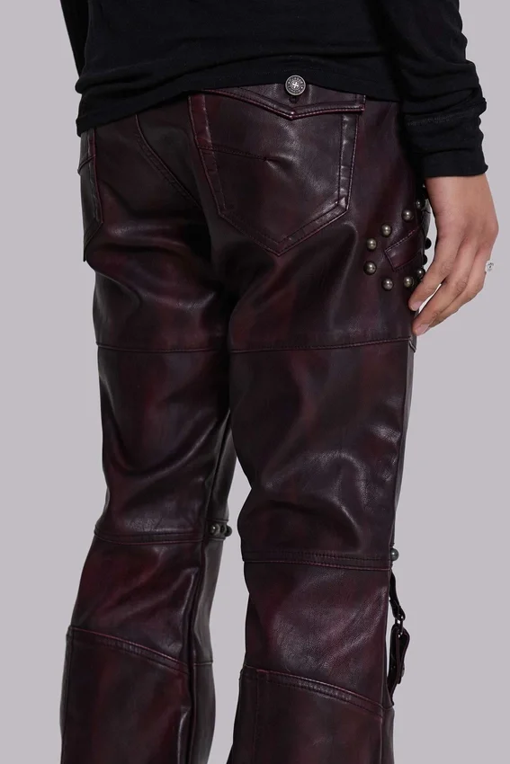 Bordeauxrode bootcut-broek van imitatieleer met studs
