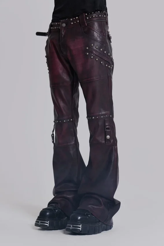 Bordeauxrode bootcut-broek van imitatieleer met studs