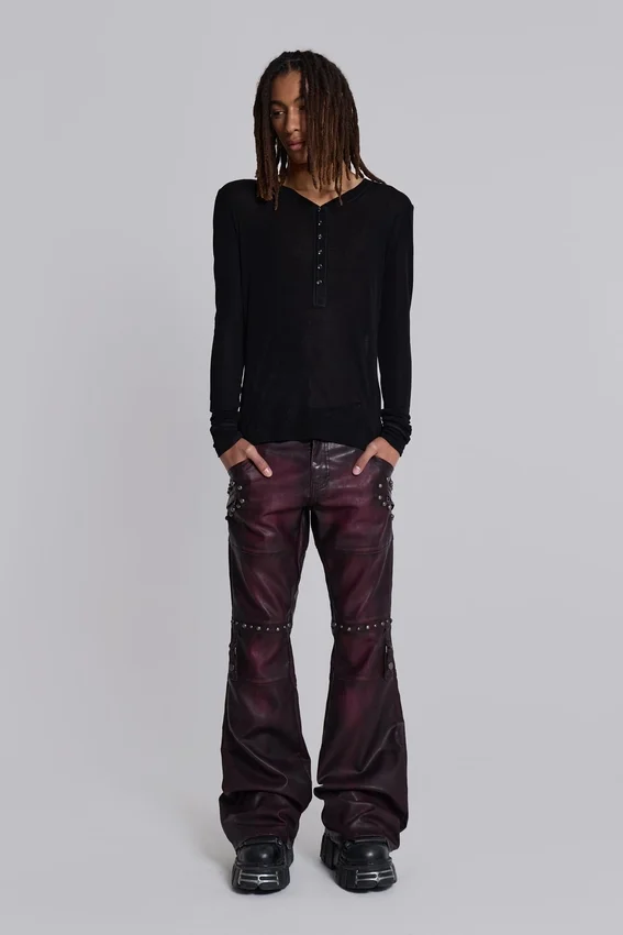 Bordeauxrode bootcut-broek van imitatieleer met studs