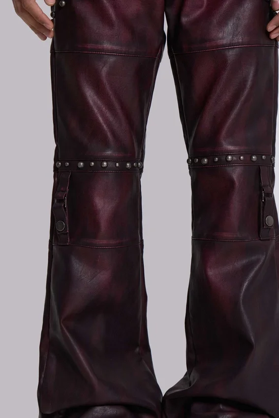 Bordeauxrode bootcut-broek van imitatieleer met studs