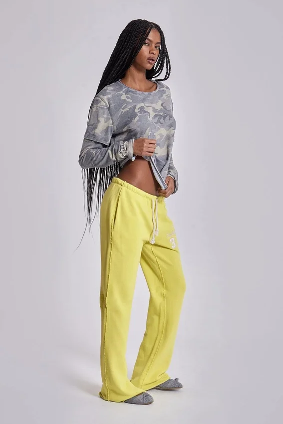 Cleo slouchy bootcut-jogger in neon