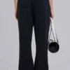Cleo slouchy bootcut-jogger in zwart