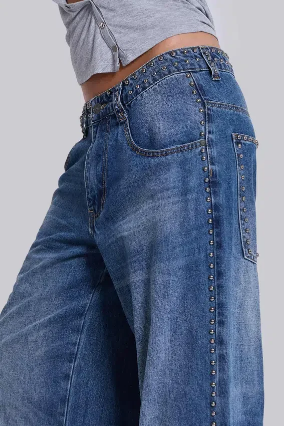 Colossus Jeans met studs in middenblauwe wassing