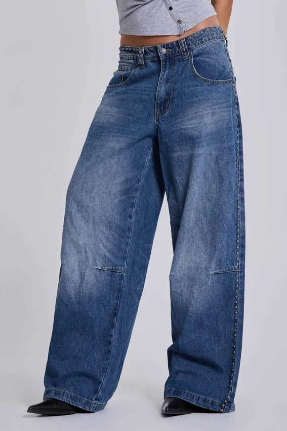 Colossus Jeans met studs in middenblauwe wassing