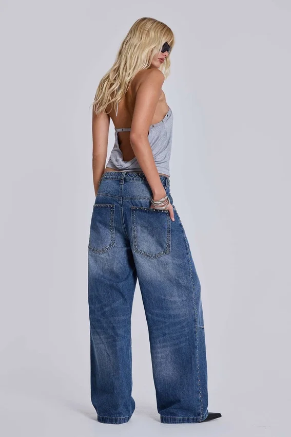Colossus Jeans met studs in middenblauwe wassing
