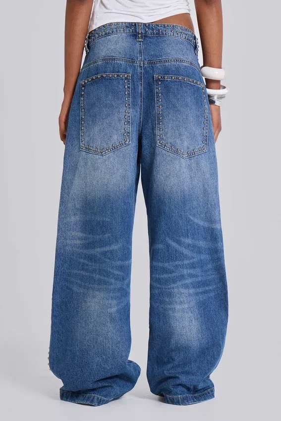 Colossus Jeans met studs in middenblauwe wassing