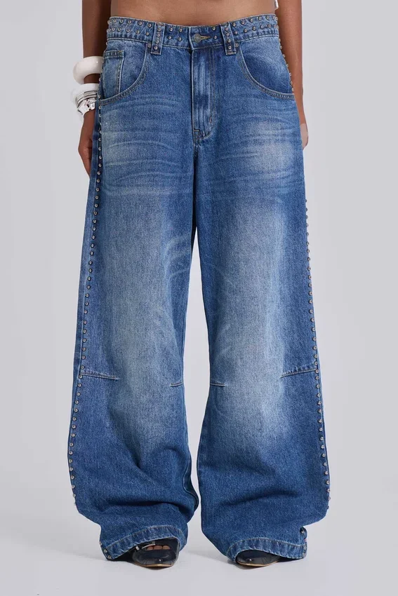 Colossus Jeans met studs in middenblauwe wassing