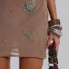 Doure mini-jurk met versieringen en open rug