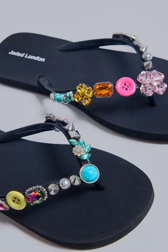 Flip-flops met juweelbedeltjes