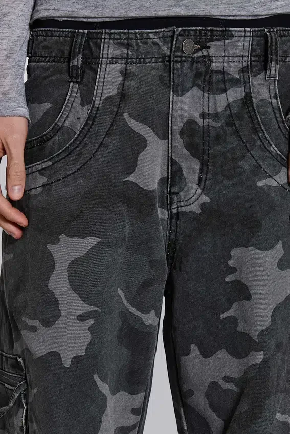 Gewassen zwarte cargo-broek met Trooper-camouflagepatroon