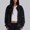 Gewassen zwarte, door de zon verbleekte hoodie met rits en wafelvoering