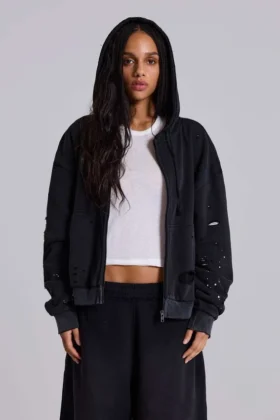 Gewassen zwarte, door de zon verbleekte hoodie met rits en wafelvoering