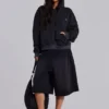 Gewassen zwarte, door de zon verbleekte hoodie met rits en wafelvoering