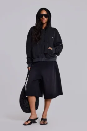Gewassen zwarte, door de zon verbleekte hoodie met rits en wafelvoering