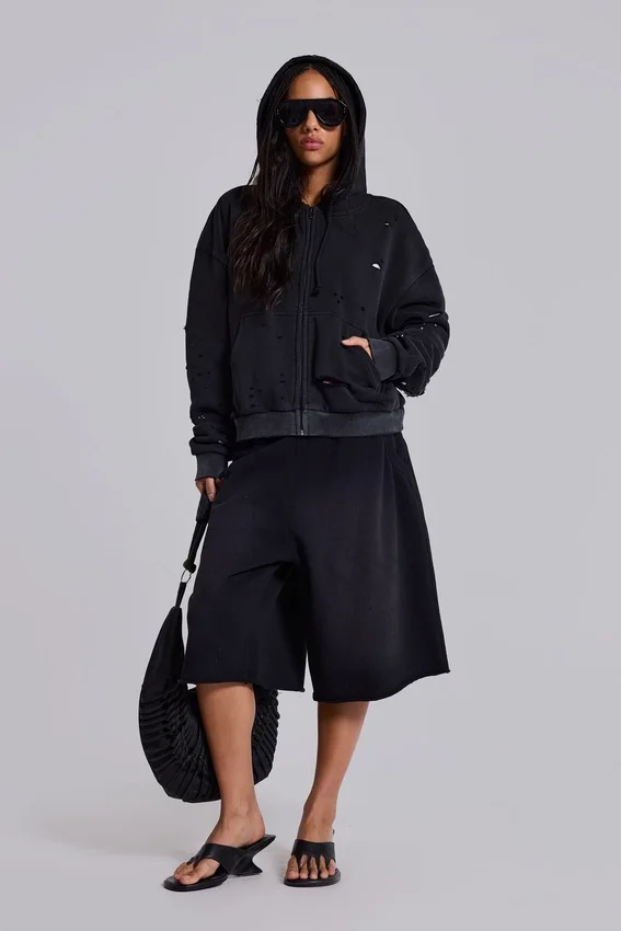 Gewassen zwarte, door de zon verbleekte hoodie met rits en wafelvoering