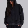 Gewassen zwarte, door de zon verbleekte hoodie met rits en wafelvoering