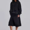 Gewassen zwarte, door de zon verbleekte hoodie met rits en wafelvoering