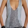 Kate vesttop met studs en diep decolleté