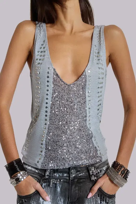 Kate vesttop met studs en diep decolleté