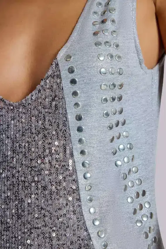 Kate vesttop met studs en diep decolleté