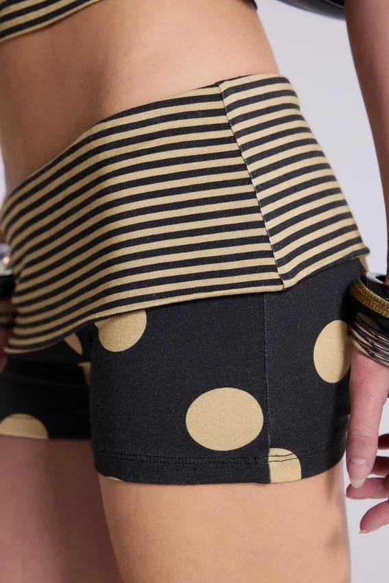 Lola mini-short met stippen en omgeslagen tailleband