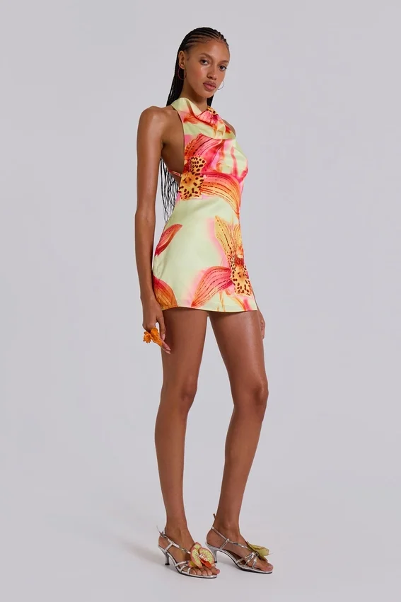 Lucia mini-jurk met open rug en bloemendetail