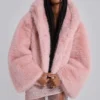 Mara oversized jas van imitatiebont in roze