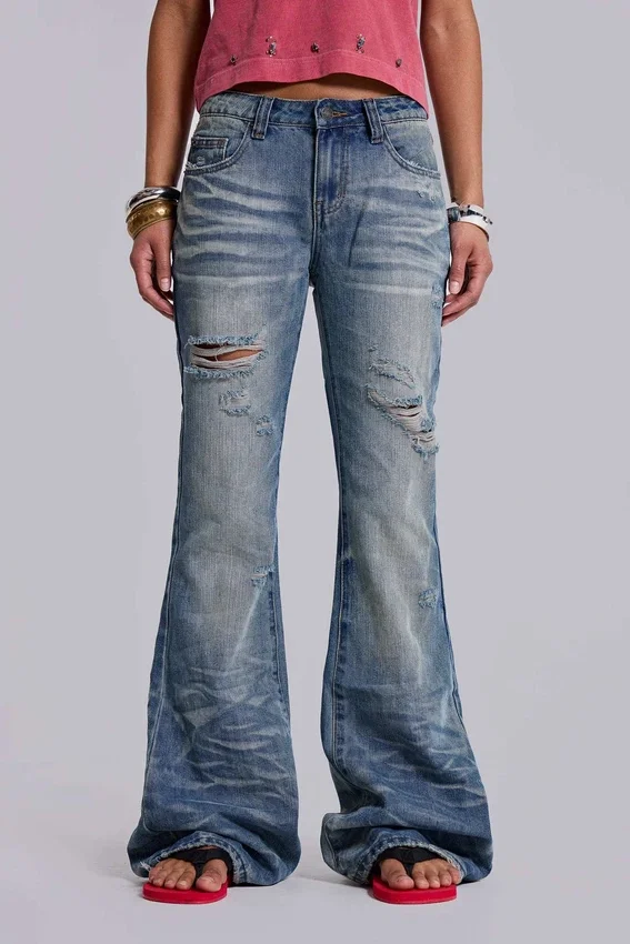 Middenblauwe, verweerde, gekreukelde Drift-flared Jeans