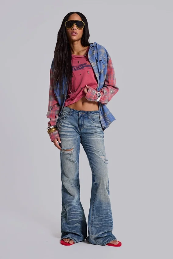 Middenblauwe, verweerde, gekreukelde Drift-flared Jeans