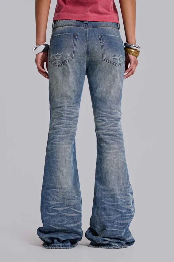 Middenblauwe, verweerde, gekreukelde Drift-flared Jeans