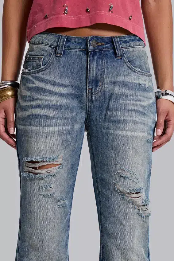 Middenblauwe, verweerde, gekreukelde Drift-flared Jeans