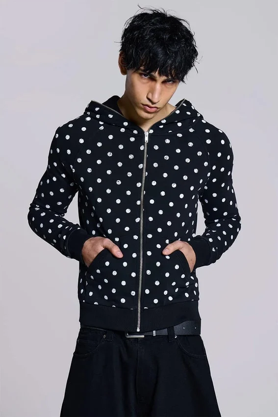 Mono zwarte hoodie met stippen