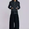 Mono zwarte hoodie met stippen