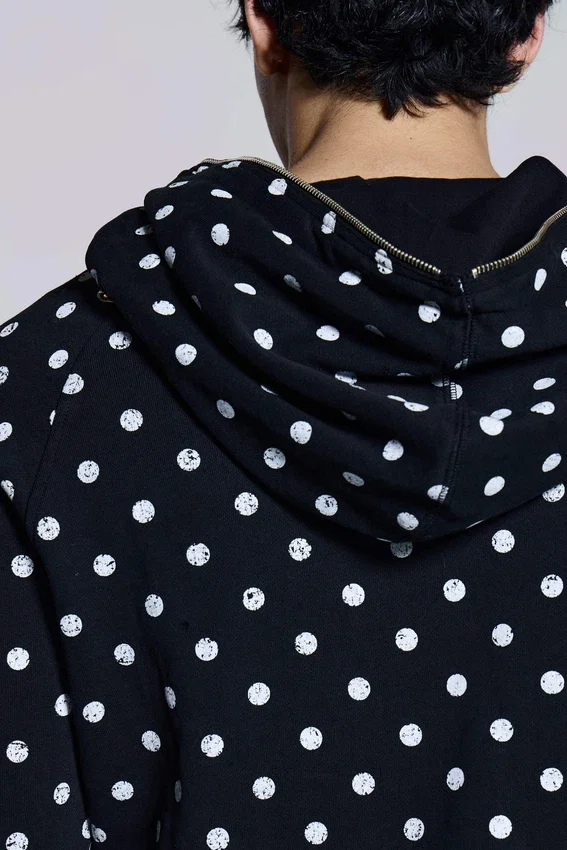 Mono zwarte hoodie met stippen