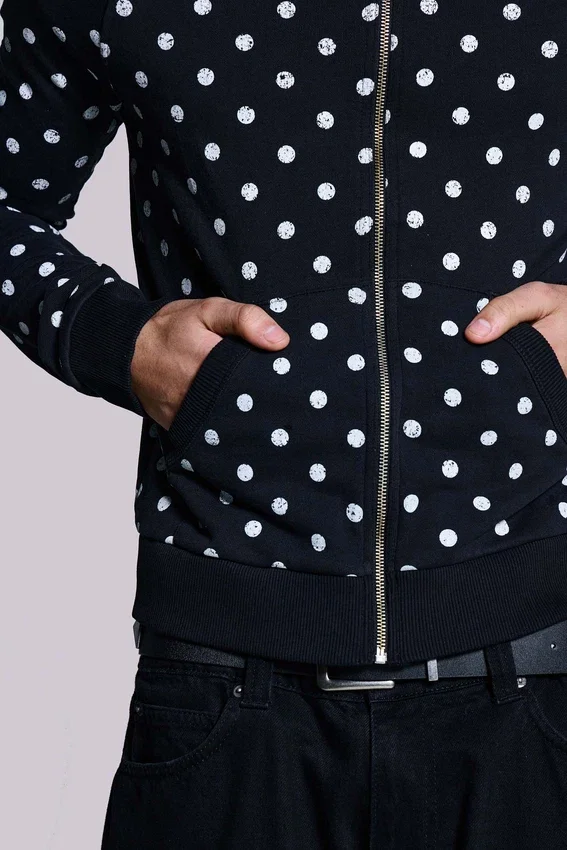 Mono zwarte hoodie met stippen