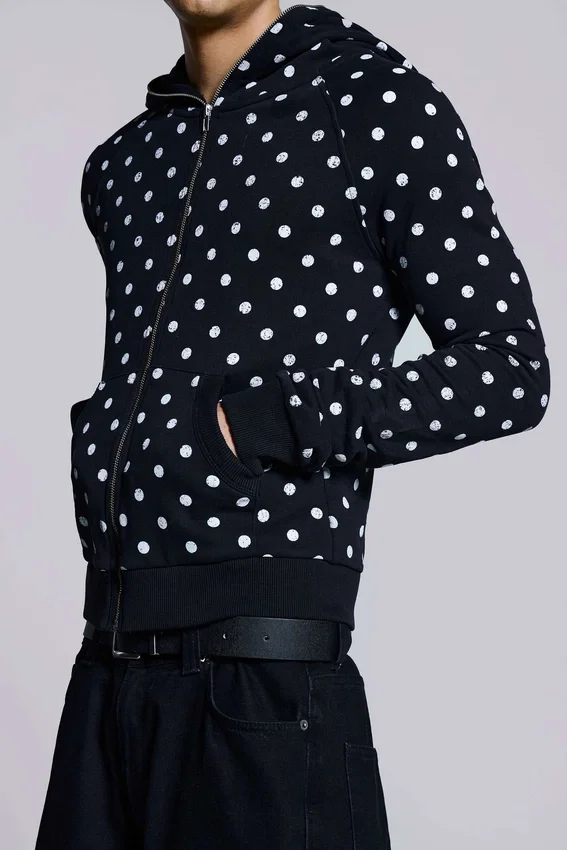 Mono zwarte hoodie met stippen