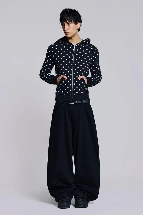 Mono zwarte hoodie met stippen
