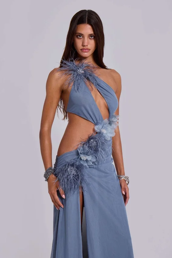 Noctelle maxi-jurk met uitsnijdingen en veren