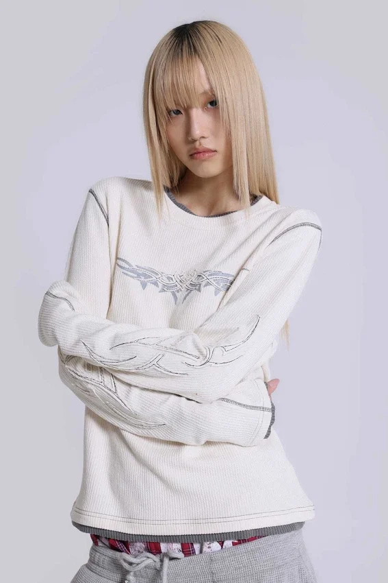 Off White T-shirt met tattoo-applicatie