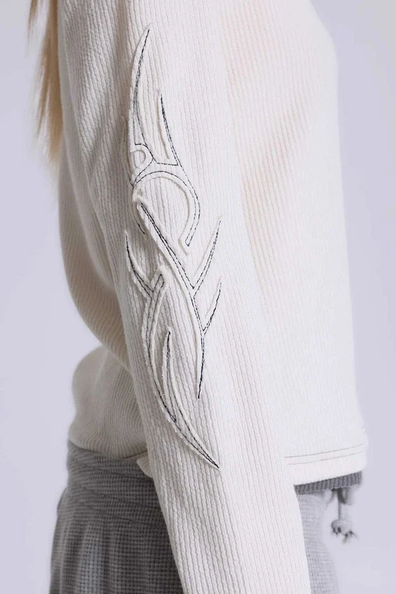 Off White T-shirt met tattoo-applicatie